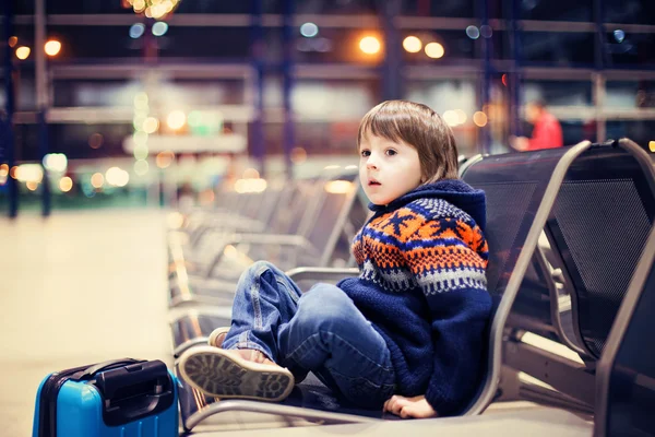 Lindo niño pequeño, viajando a casa para las vacaciones, tiempo de Navidad —  Fotos de Stock