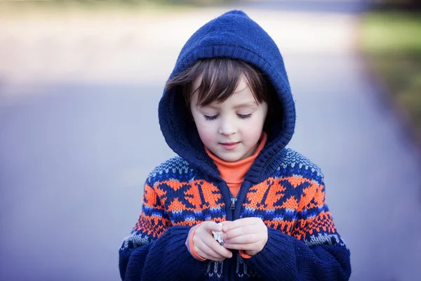 Carino piccolo bambino caucasico, ragazzo, tenendo il giocattolo soffice, abbracciandolo — Foto Stock