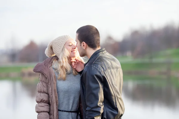 Jeune couple séduisant amoureux, les adolescents s'amusent en plein air , — Photo