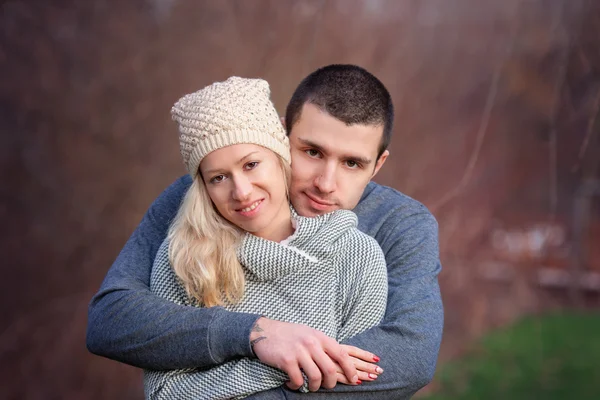 Jeune couple séduisant amoureux, les adolescents s'amusent en plein air , — Photo