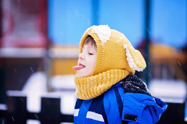 Милый мальчик, играет со снегом в парке, детская площадка — стоковое фото