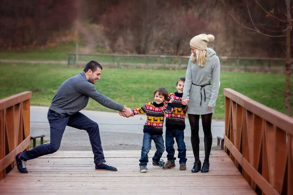 Junge attraktive Familie mit zwei Kindern, junge Erwachsene, die — Stockfoto