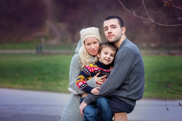 Jeune famille attrayante avec enfant, les jeunes adultes s'amusent en plein air — Photo