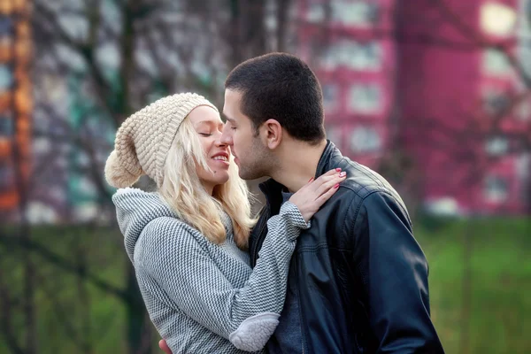 Jonge aantrekkelijke paar in de liefde, tieners plezier buitenshuis, — Stockfoto