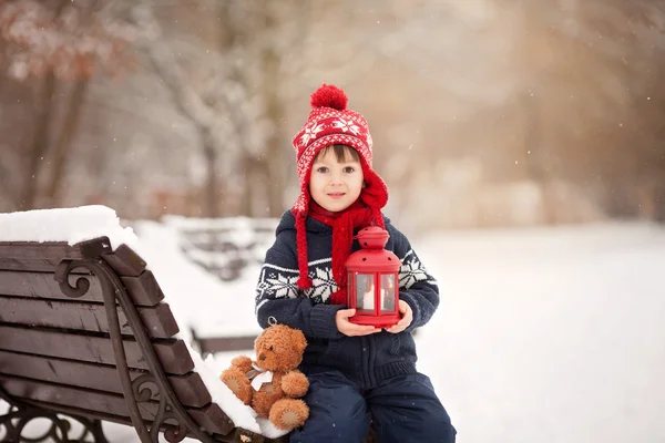 Lindo niño caucásico con oso de peluche y linterna roja, playi —  Fotos de Stock