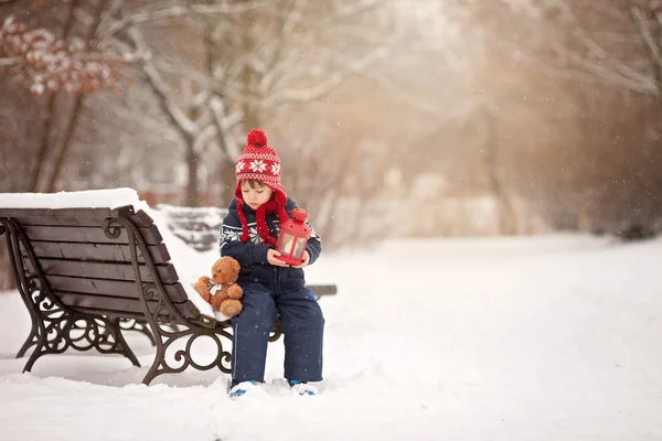 Carino piccolo ragazzo caucasico con orsacchiotto e lanterna rossa, playi — Foto Stock