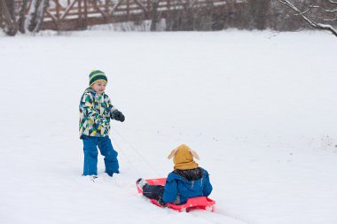 İki çocuk, erkek kardeşler, bob karda kayan kış