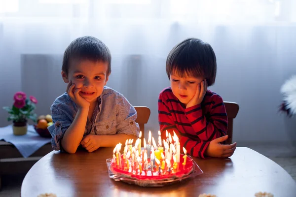 케이크는 생일에 촛불을 불고 귀여운 귀여운 소년 — 스톡 사진