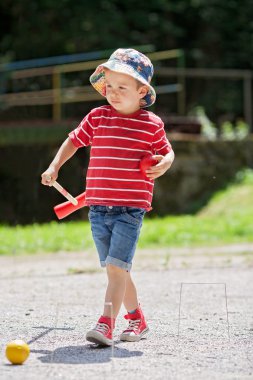 Sevimli çocuk, kriket oynarken