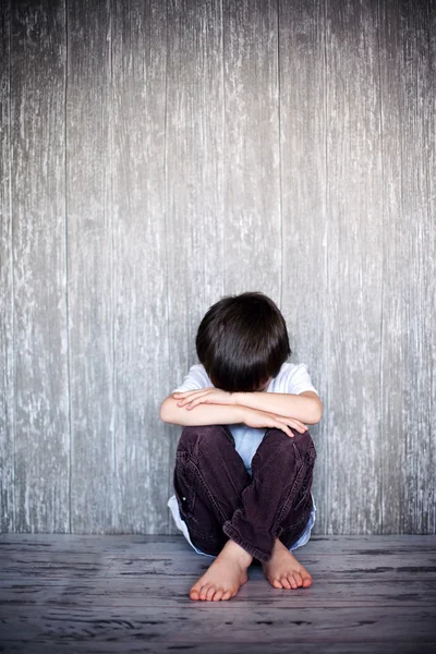 Mladý chlapec, sedící na podlaze s jeho medvídka, smutný — Stock fotografie
