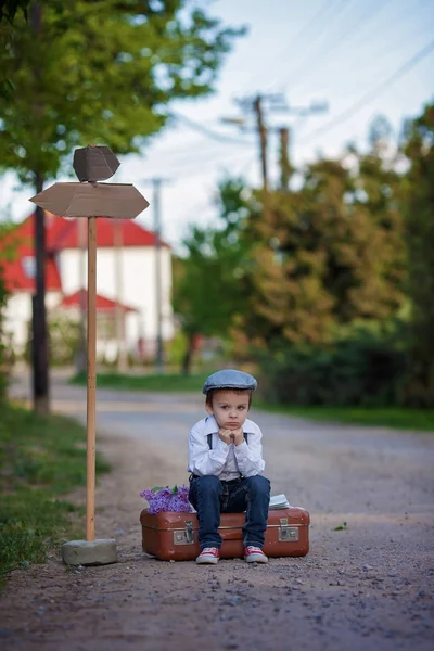 Kleiner Junge mit Koffer und Karte, unterwegs — Stockfoto