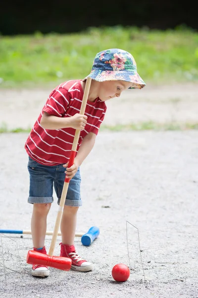 Rapaz bonito, jogando croquet — Fotografia de Stock