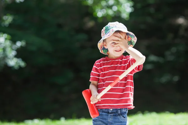 Rapaz bonito, jogando croquet — Fotografia de Stock