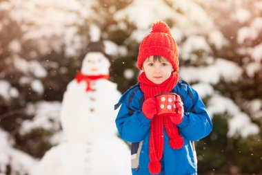 Kardan adam bina Bahçe, kış döneminde, s mutlu güzel çocuk
