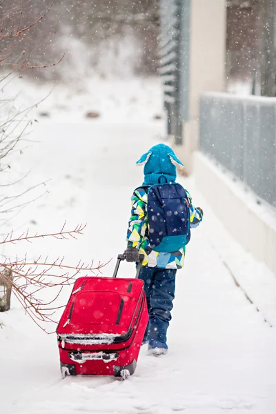 可爱的小男孩背包和手提箱，去滑雪去观光旅游 — 图库照片