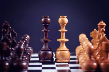 Satranç figürleri bir satranç tahtasının simetrik olarak ayarla