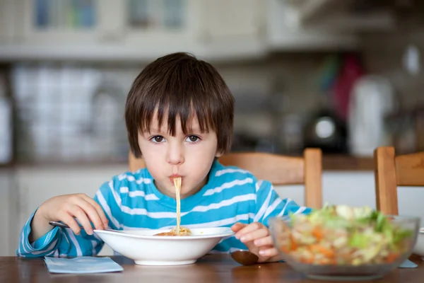 Schattige kleine jongen, spaghetti thuis eten voor de lunch — Stockfoto