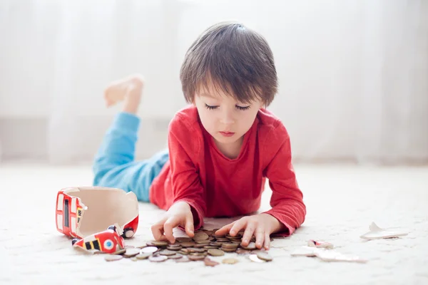 Kleine jongen, breken zijn spaarvarken te kopen geschenk voor Moederdag — Stockfoto