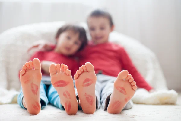 Weinig kinderen voeten, bedekt met prints van kussen — Stockfoto
