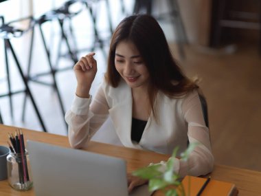 Ofis odasında dizüstü bilgisayar ve ofis malzemeleriyle çalışan bayan ofis çalışanlarının en iyi görüntüsü. 