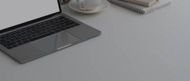 Bilgisayarı, ofis malzemelerini ve kopyalama alanını kullanarak kullanılabilir beyaz görüntüler. 