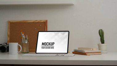 Çalışma tableti, kırtasiye malzemesi, malzeme ve dekorasyonla çalışma masasının görünümünü kapat