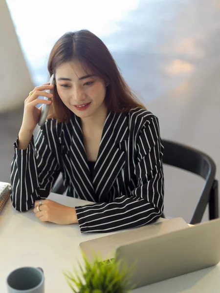 Portrait Female Office Worker Talking Phone While Working Office Room — Stock Photo, Image