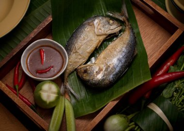 Tahta tepside servis edilen karides ezmesi soslu ve sebze soslu kızarmış uskumru manzarası.