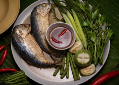 Seramik tabakta servis edilen karides ezmesi soslu ve sebze soslu kızarmış uskumru manzarası.