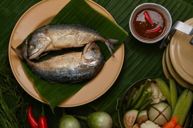 Tayland geleneksel tabağında servis edilen karides soslu ve sebze soslu kızarmış uskumru manzarası. 