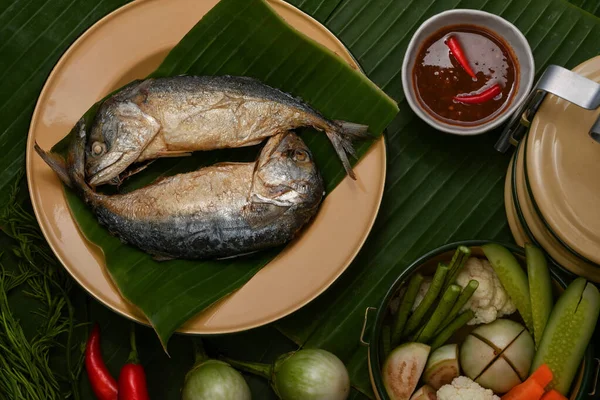 Tayland geleneksel tabağında servis edilen karides soslu ve sebze soslu kızarmış uskumru manzarası. 