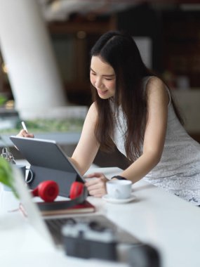 Ofis odasında projesinde çalışan genç bir iş kadınının görüntüsü. 