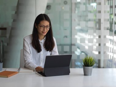 Eş zamanlı çalışma alanında dijital tabletle çalışan kadınların kırpılmış görüntüleri