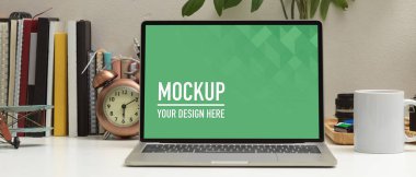 Çalışma masasında, okul unsurları ve dekorasyonları olan laptopun görüntüsünü kapat