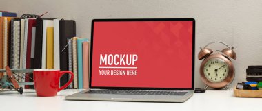 Çalışma masasında, okul unsurları ve dekorasyonları olan laptopun görüntüsünü kapat