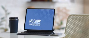 Kahve masasında klavye ve fincanla dijital tabletin görüntüsünü kapat