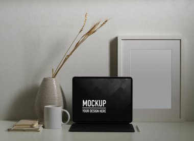 En küçük çalışma tabletinde klavye ve kırtasiye ile dijital tabletin görünümünü kapat, kırpma yolunu içerir 