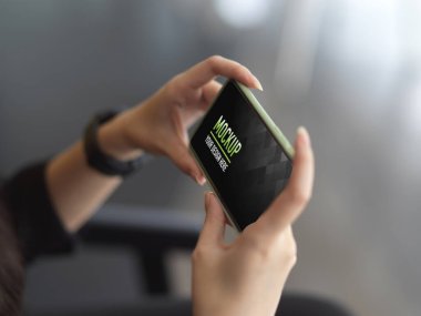 Kırpma yolunu tutan kadın ellerinin yan görünümü yatay arkaplan bulanık akıllı telefon