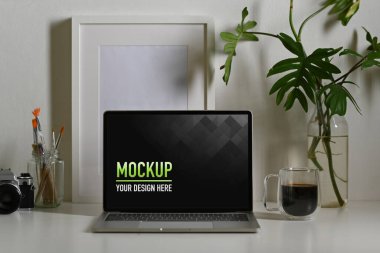 Akıllı telefon kullanan erkek elinin üst görünümü stil kalemini tutarken yolu kırpmayı içerir