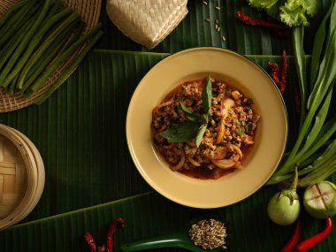 Yapışkan pirinç, sebze ve malzemeli baharatlı domuz salatası (Larb Moo), Tayland geleneksel yemekleri.