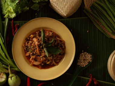 Baharatlı kıymalı domuz salatası (Larb Moo), sebzelerle servis edilen Tayland geleneksel yemekleri