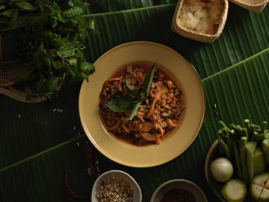 Geleneksel Tayland yemekleri, baharatlı domuz salatası (Larb Moo) sebze ve yapışkan pirinçle servis edilir. 