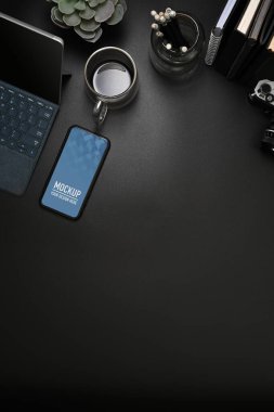 Akıllı telefon, tablet, ofis malzemeleri ve kopyalama alanı olan siyah tablo üst görünümü, kırpma yolunu içerir 