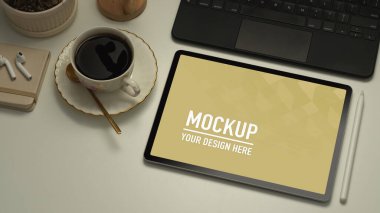 Tablet, klavye, kahve fincanı ve malzeme ile kırpılmış çalışma alanı, kırpma yolunu da içerir