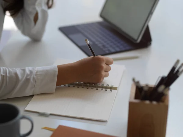 Vista Laterale Scrittura Mano Femminile Taccuino Bianco Con Matita Sulla — Foto Stock