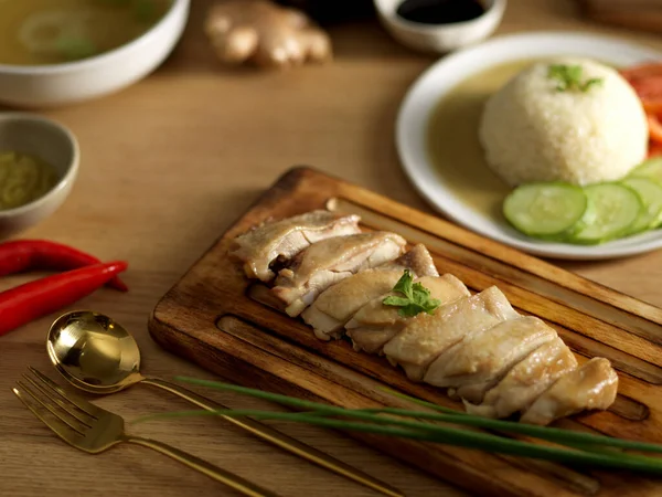 Close Zicht Hainese Kip Rijst Met Sauzen Groenten Traditionele Aziatische — Stockfoto