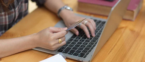 Tiro Recortado Compras Femininas Pagamento Line Com Cartão Crédito Laptop — Fotografia de Stock