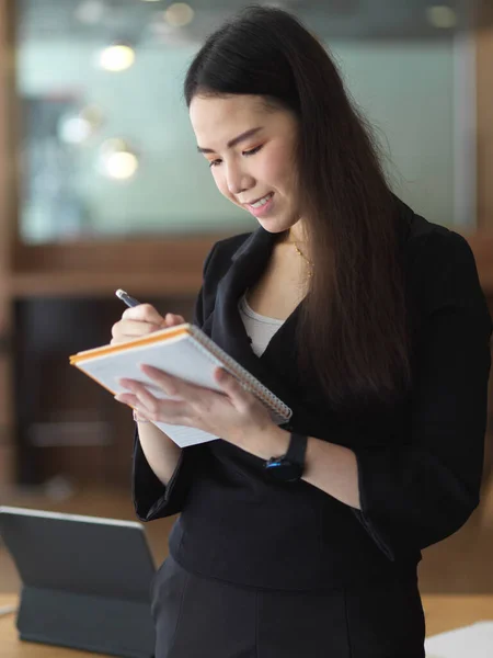 Retrato Mujer Negocios Tomando Nota Libro Horarios Mientras Está Pie — Foto de Stock