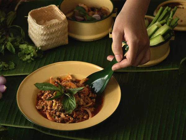 Foto Recortada Hembra Comiendo Comida Tradicional Tailandesa Ensalada Picante Cerdo — Foto de Stock