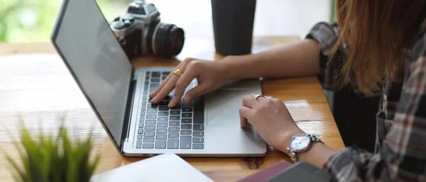 Zijaanzicht Van Vrouwelijke Handen Typen Mock Laptop Toetsenbord Houten Tafel — Stockfoto